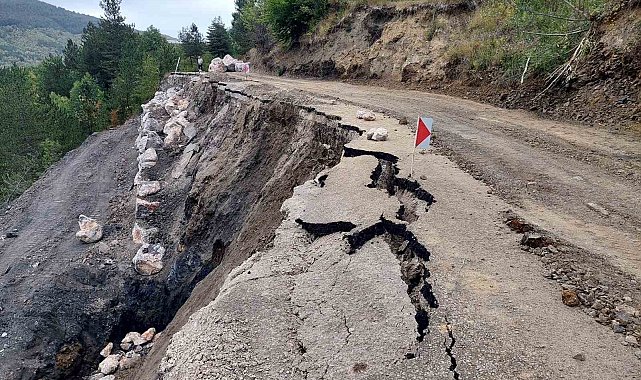 Bozkurt'ta heyelan: Köy yolu ulaşıma kapandı