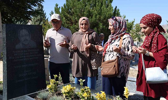 Bozlak ustası Neşet Ertaş kabri başında anıldı