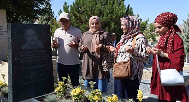 Bozlak ustası Neşet Ertaş kabri başında anıldı