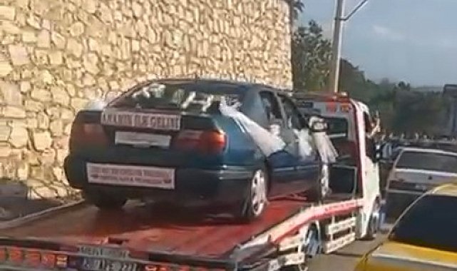 Bozulan gelin arabası yoluna çekicinin üzerinde devam etti