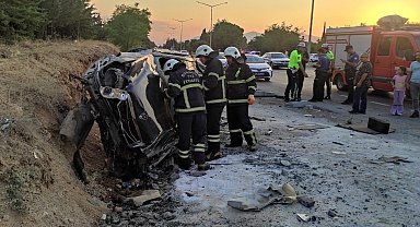 Burdur'da otomobil, otobüs durağına çarptı: 2 yaralı