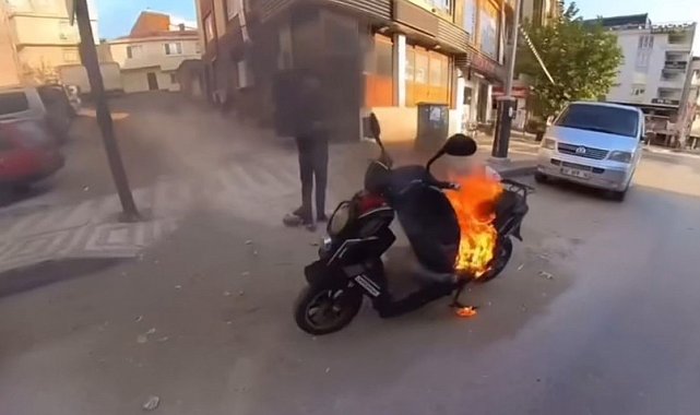 Bursa'da motosiklet alev topuna döndü, vatandaş vileda kovasıyla müdahale etti