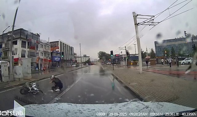 Bursa'da motosikletli yağışlı havada drift attı, yere kapaklandı