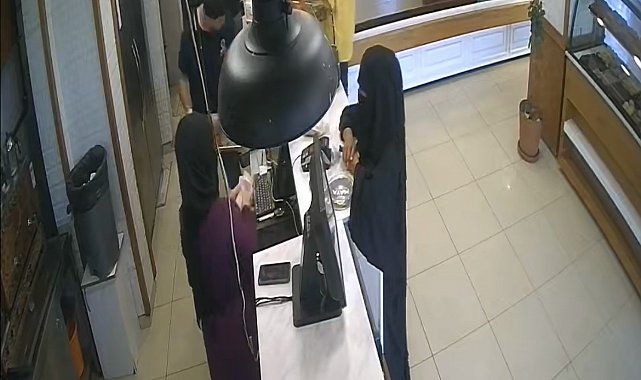 Bursa'da pastanede 'yırtık para' yöntemiyle tırnakçılık kamerada
