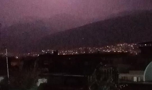 Bursa'da şimşekler geceyi aydınlattı