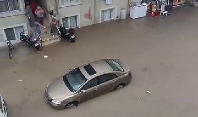 Bursa'yı sağanak vurdu, cadde ve sokaklar sular altında kaldı