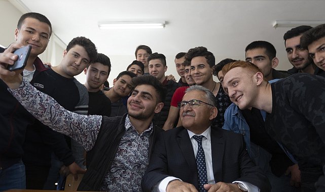 Büyükkılıç'tan, 10 bin öğrenciye 42 milyon TL'lik kırtasiye ve beslenme desteği