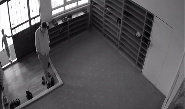 Camide terlik hırsızlığı güvenlik kamerasına yansıdı