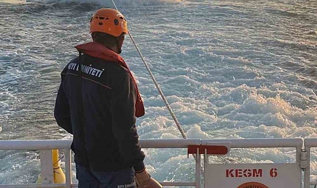 Çanakkale Boğazı'nda makine arızası yapan tekne yedeklenerek çekildi