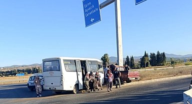 Çanakkale'de işçi minibüs ile hafif ticari araç çarpıştı, kaza ucuz atlatıldı