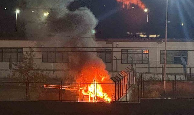 Çarşamba Cezaevi'nde park halindeki kamyonet yandı