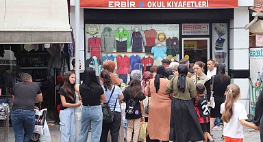 Çarşı'da okul kıyafetleri yoğunluğu