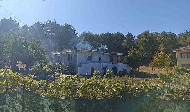 Çatısı alevlere teslim olan evi küle dönmekten ekipler kurtardı