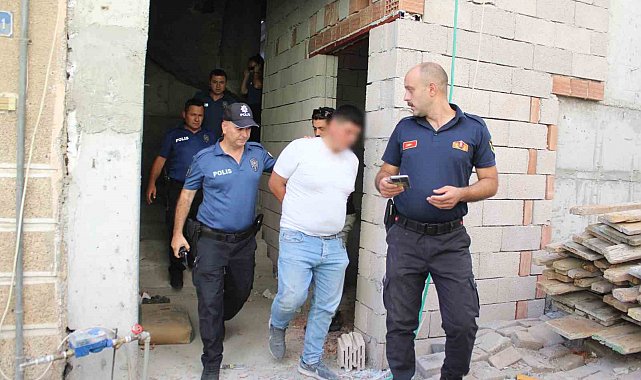 Çatıya çıkan şahsı ekipler ikna edip indirdi