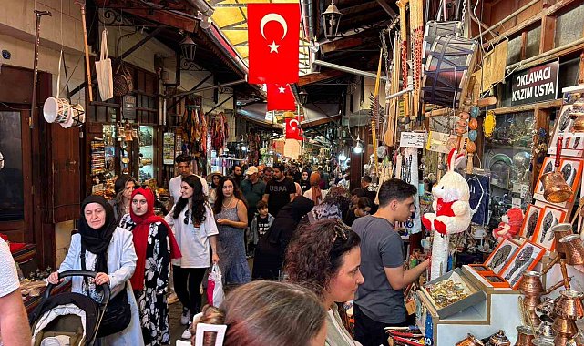 Çekiç seslerinin hiç susmadığı Gaziantep'teki Bakırcılar Çarşısı turistlerin gözdesi