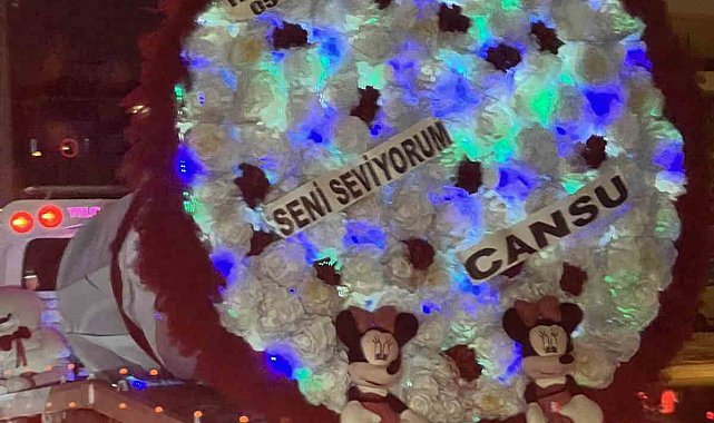 Çekici üzerinde otomobil değil, çiçek dikkat çekti