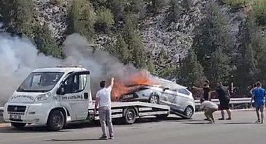 Çekici üzerindeki otomobil alev alev yandı