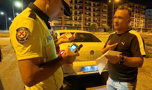 Cezaevinden izinli çıkıp alkollü halde çocuklarıyla trafiğe çıktı, yakalanınca polise beddua yağdırdı