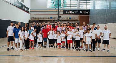 Corendon Turizm Grubu ve ZİÇEV çocukları, A. Efes antrenmanını ziyaret etti