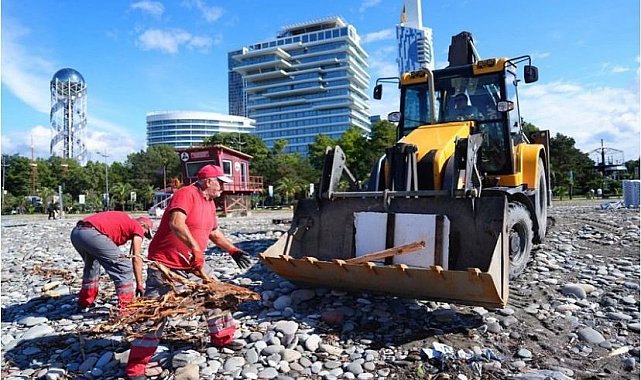 Çoruh Nehri'nin getirdiği ağaç kütükleri Batum sahillerini doldurdu, Batumlular sahile akın etti