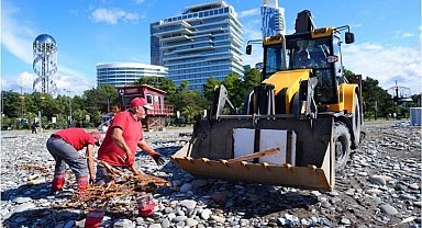 Çoruh Nehri'nin getirdiği ağaç kütükleri Batum sahillerini doldurdu, Batumlular sahile akın etti