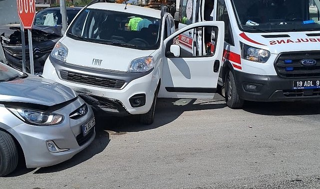 Çorum'da 3 araç kavşakta çarpıştı: 2 yaralı