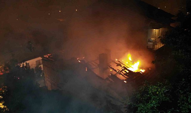 Çorum'da 3 katlı bina alev alev yandı: Evdeki çift dumandan etkilendi