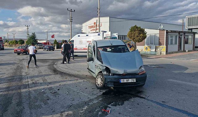 Çorum'da hafif ticari araç ile otomobil çarpıştı: 3 yaralı