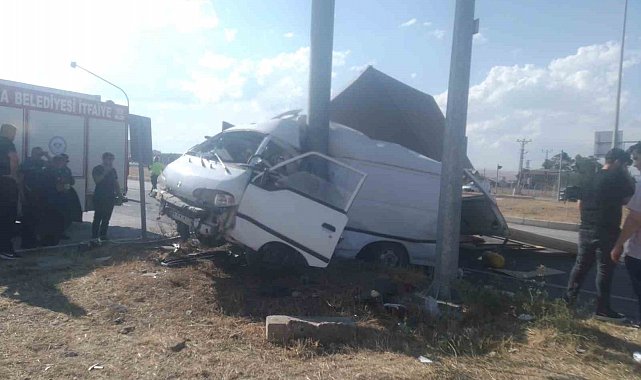 Çorum'da minibüs ile kamyonet çarpıştı: 5 yaralı