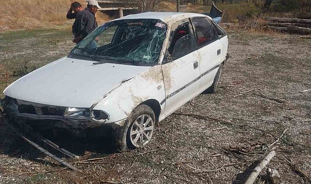 Çorum'da otomobil köprüden tarlaya uçtu:1'i ağır 2 yaralı