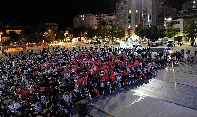 Çorum'da yüzlerce vatandaş ellerindeki Türk bayraklarıyla '12 Dev Adam'ı destekledi