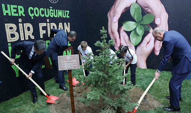Cumhurbaşkanı Erdoğan, öğrencilerle fidan dikti