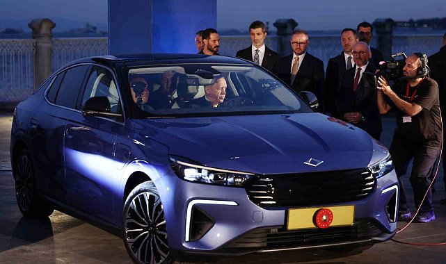 Cumhurbaşkanı Erdoğan'a, TOGG'un yeni modeli T10F hediye edildi