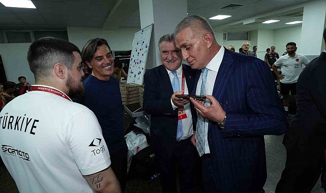 Cumhurbaşkanı Erdoğan'dan A Milli Futbol Takımı'na tebrik telefonu