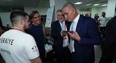 Cumhurbaşkanı Erdoğan'dan A Milli Futbol Takımı'na tebrik telefonu