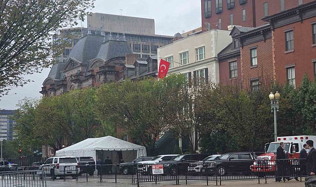 Cumhurbaşkanı Erdoğan'ın konakladığı Blair House'a Türk bayrağı çekildi
