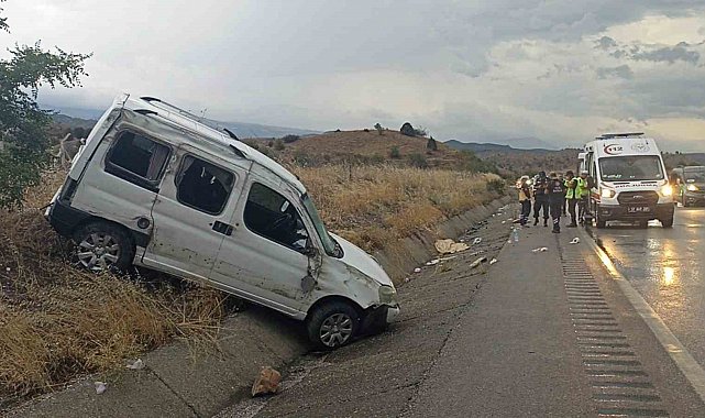 D-100'de hafif ticari araç refüje çarptı: 1 ölü, 4 yaralı