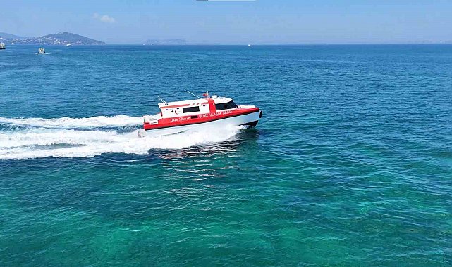 Denizin ortasından kıyıya umut taşıyorlar