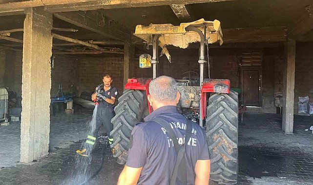 Depodaki traktör alev aldı