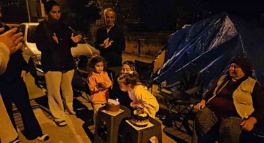Deprem çadırında doğum günü sürprizi