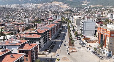 Deprem öncesi ve sonrası bir şehrin değişimi: Yıkılan yapıların yerine yeni projeler yükseliyor