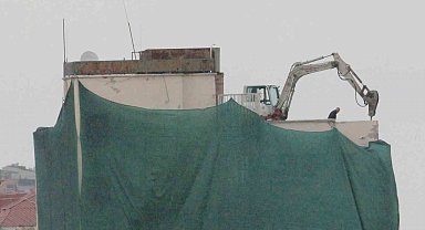 Deprem riski taşıyan eski yurt binasının yıkımına başlandı