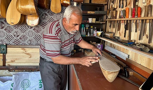 Depremde atölyesi yıkılan saz ustasına yer tahsis edildi