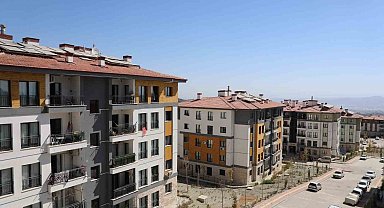 Depremde evleri yıkılan aile, yeni yuvalarında ikinci baharlarına başladılar