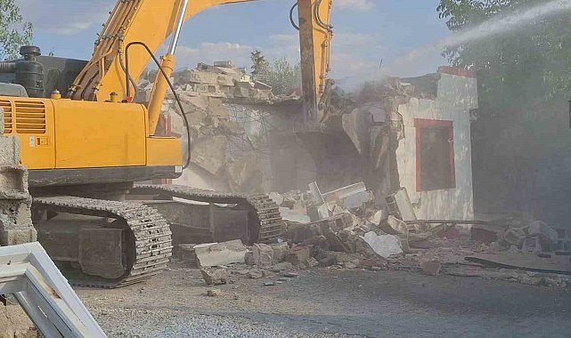 Depreme etkilenen orta hasarlı yapıların yıkımına başlandı