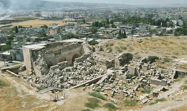 Depremlerde ön cephesi çöken tarihi iç kale camii onarılmayı bekliyor