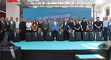 Depremzede öğrencilerin üniversite yolundaki ilk biletlerini ve bavullarını Hatay Büyükşehir Belediyesi hediye etti
