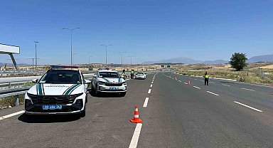 Dinlenme tesisinde unuttuğu arkadaşını almak için ters yönde ilerleyip trafiği tehlikeye attı