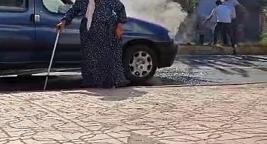 Diyarbakır'da faciadan dönüldü: Seyir halindeki araba, yaşlı kadın içindeyken alev aldı