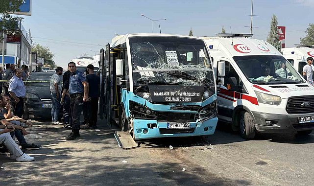 Diyarbakır'da freni patlayan halk otobüsü durakta bekleyen başka otobüse çarptı: 20 yaralı